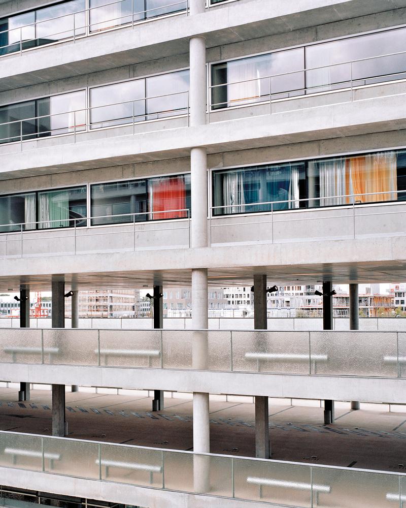 Die Wasser- und Stromleitungen zu den Wohnungen führen durch die offenen Parkebenen hindurch. Sichtbar ist davon auf den ersten Blick so gut wie nichts.