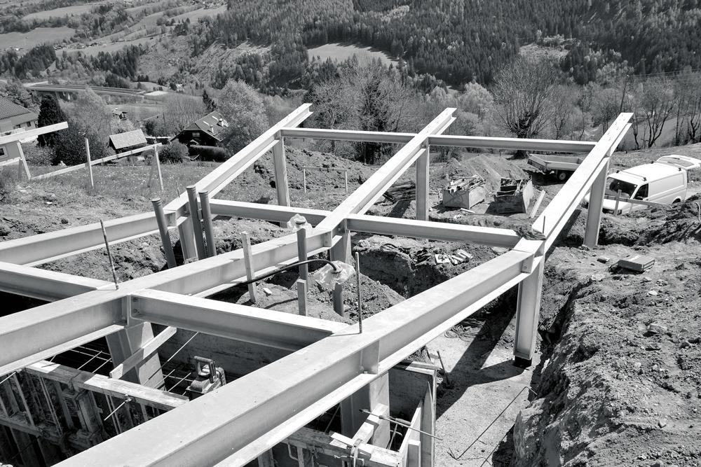 Um Eingriffe in das Erdreich zu minimieren, steht der Holzbau auf einem Stahlrost mit Punktfundamenten. Ein Autokran hob die vorgefertigten Holzelemente an Ort und Stelle.