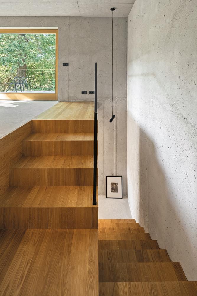 Sämtliche Wände und Decken sind aus Sichtbeton und erzeugen die Wirkung eines monolithischen Baus. Diese Einheitlichkeit lässt die Räume größer erscheinen als sie sind.