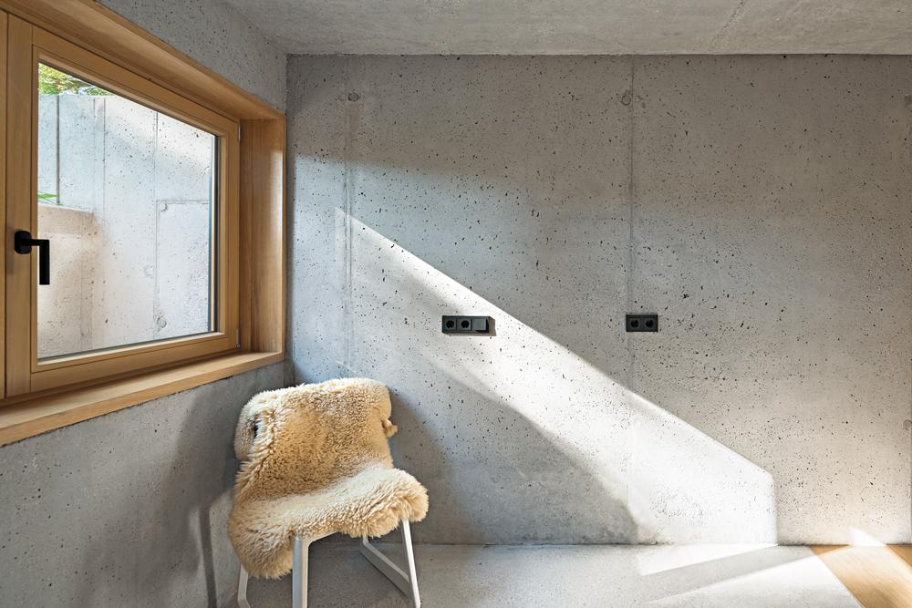 Sämtliche Wände und Decken sind aus Sichtbeton und erzeugen die Wirkung eines monolithischen Baus. Diese Einheitlichkeit lässt die Räume größer erscheinen als sie sind.
