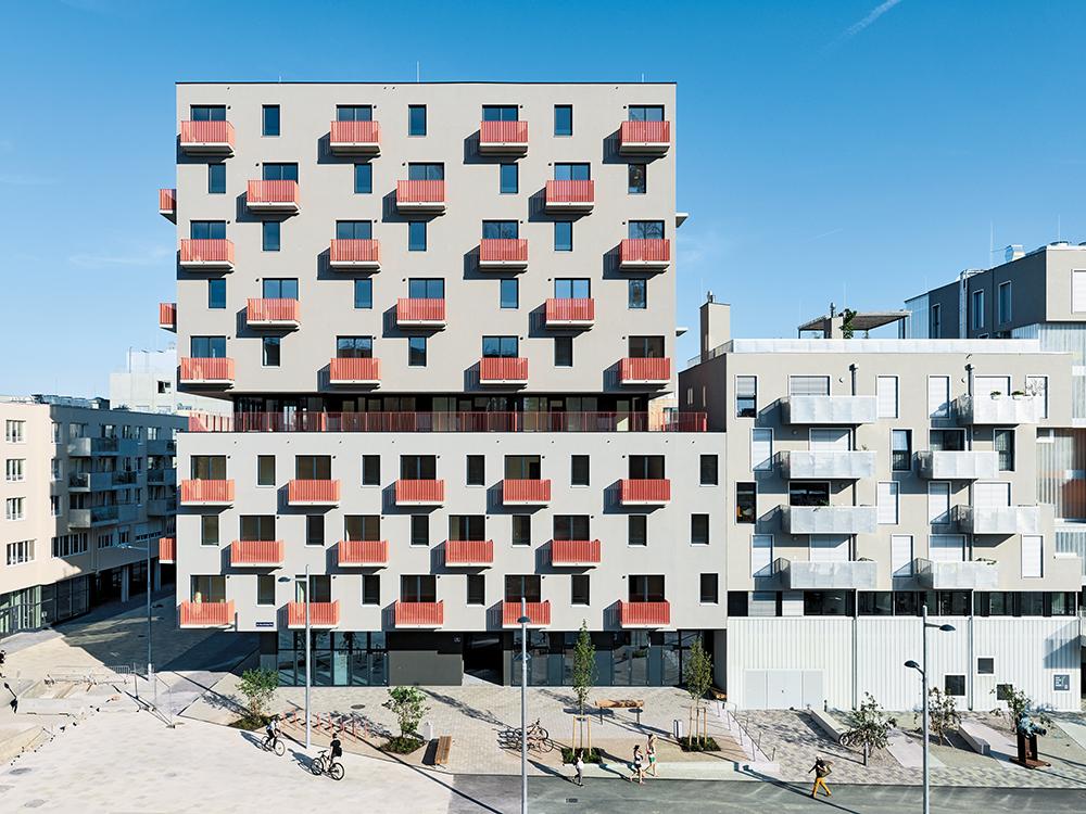 Die Fenster sind in den unteren drei Geschossen dichter gesetzt als über der Fuge im vierten Stockwerk. Das erlaubt kleine Räume mit einer Breite von nur 2,50 m.