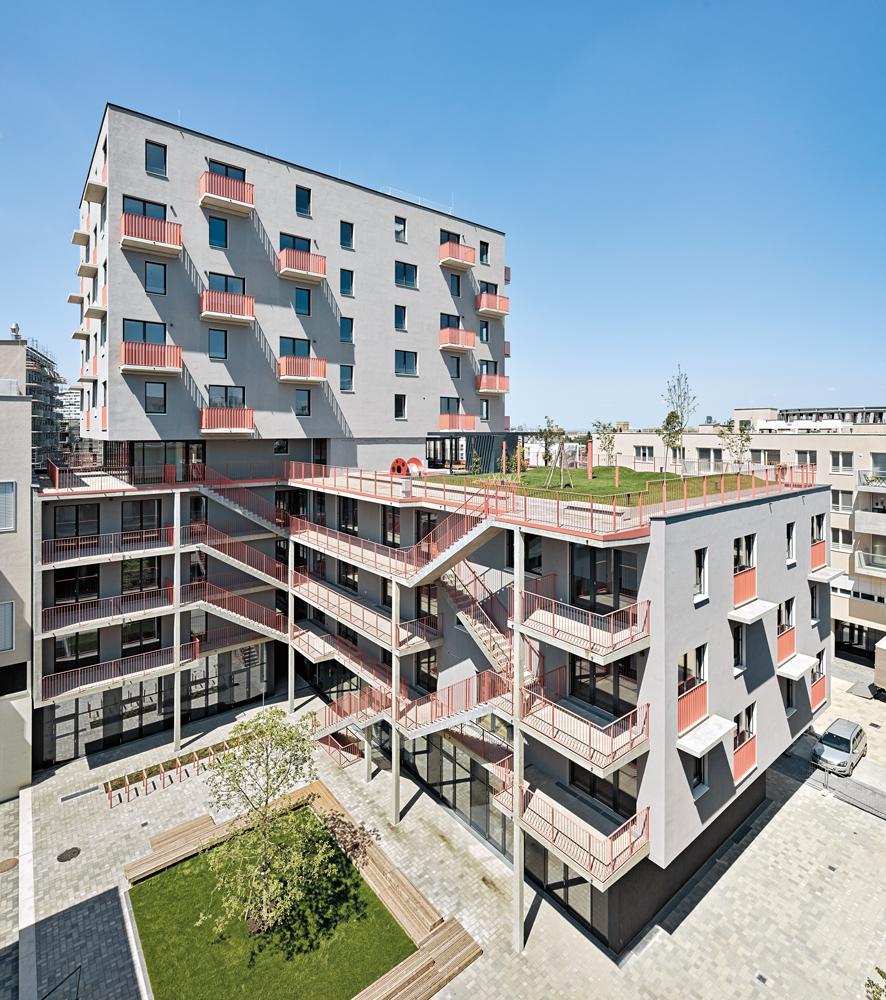 Die Fenster sind in den unteren drei Geschossen dichter gesetzt als über der Fuge im vierten Stockwerk. Das erlaubt kleine Räume mit einer Breite von nur 2,50 m.