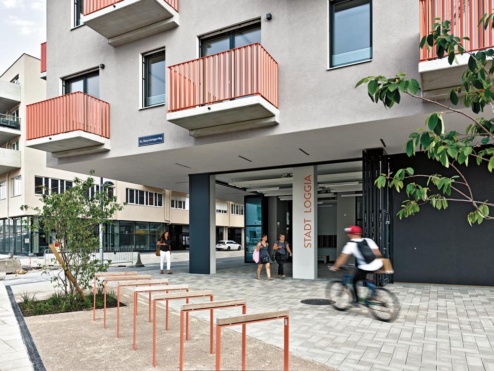 Im 4 m hohen Sockel befindet sich die Stadtloggia. Als Gemeinschaftsraum steht sie den Menschen, die im Quartiershaus wohnen und arbeiten, zur Verfügung.