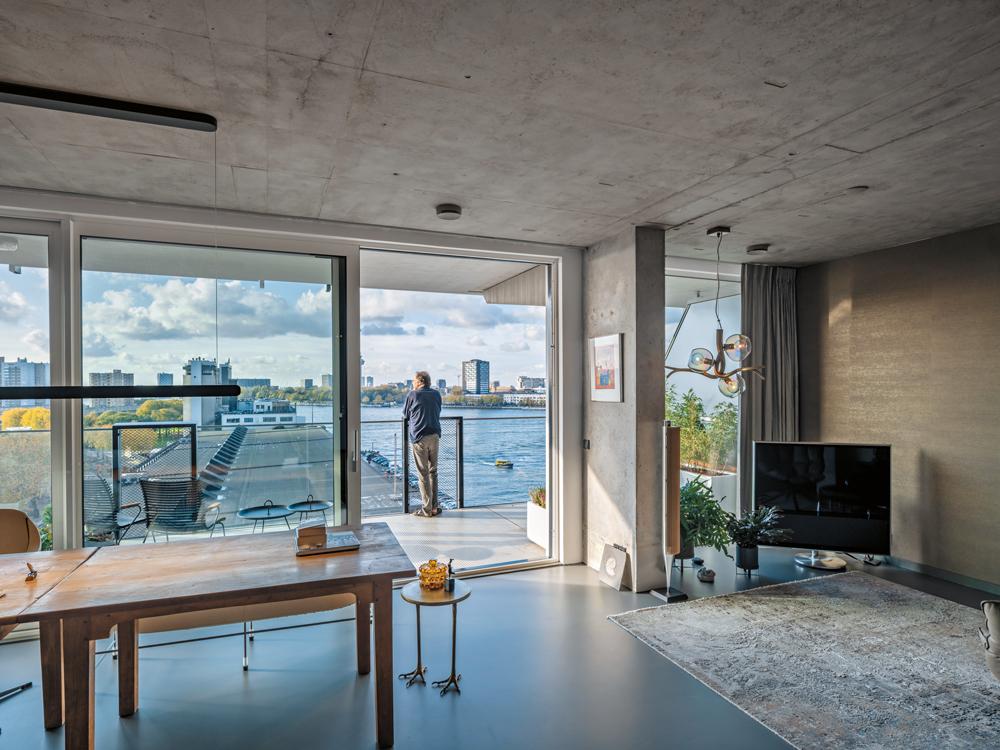 Die Wohnungen öffnen sich mit bodentiefen Fenstern auf 2,5 m tiefe Balkone. Durch die verglasten Balustraden wandert der Blick ungestört über das Hafenbecken.