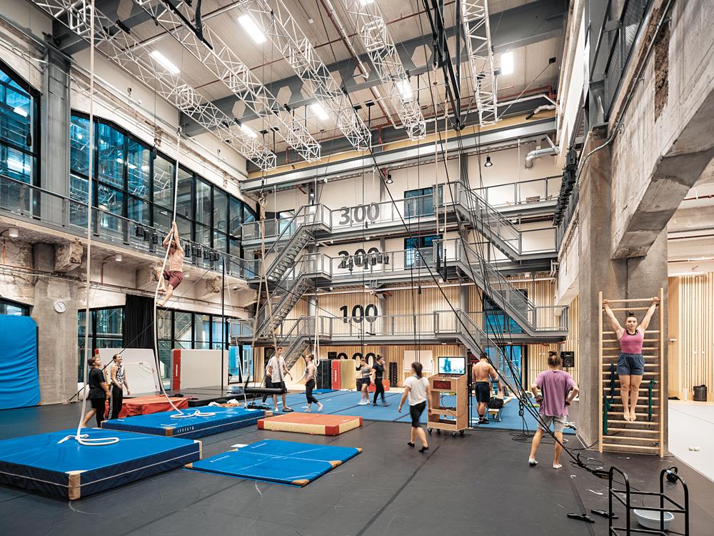 12 m hoch ist die Trainingshalle, die zwei Zirkusschulen und ein Tanztheater nutzen.