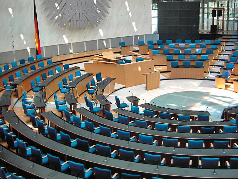 Lediglich von 1992 bis 1999 wurde der Bonner Plenarsaal genutzt. Seine Kreisform nimmt bereits die Sitzordnung im heutigen Berliner Parlament vorweg.
