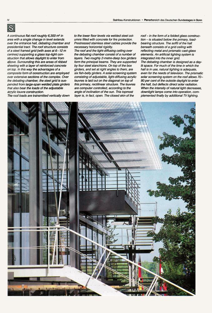Vor allem die vielschichtig aufgebaute Dachkonstruktion des Plenarsaals mit ihrem außen liegenden Tragwerk und der Tageslichtdecke zieht bis heute viel Aufmerksamkeit auf sich.