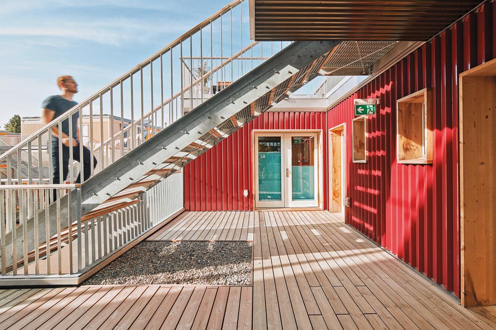 Die Holzdecks sind Treffpunkt und Erschließungsfläche zugleich. Sie fördern zwanglose Begegnungen zwischen den Bewohnern.