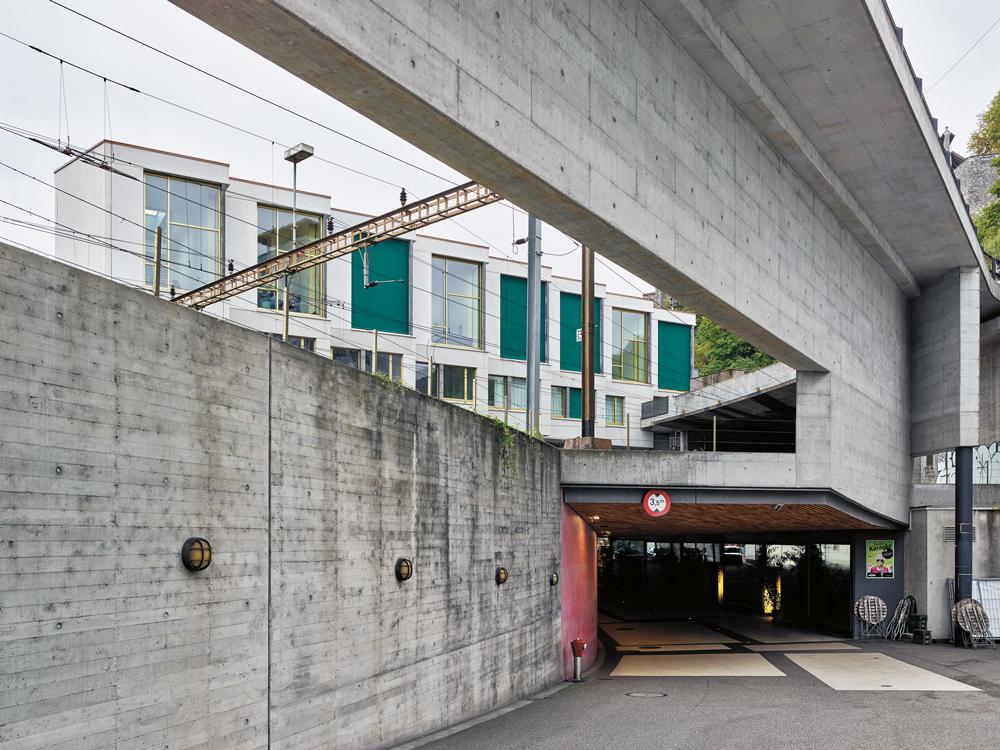 Eine Ladenpassage führt unter der Bundesstraße und den Bahngleisen hindurch. Sie durchschneidet auch das Untergeschoss des Neubaus.