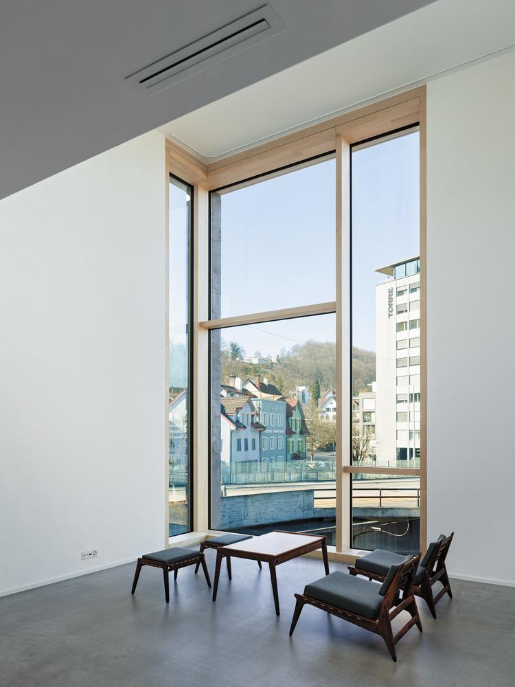 Zweigeschossige Fenster bringen viel Licht in die Maisonettewohnungen. Die Gläser haben den höchsten Schallschutzwert, der derzeit auf dem Markt erhältlich ist.