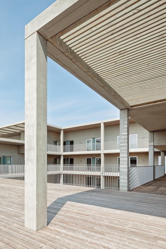 In den abgestaffelten Geschossen münden die Laubengänge in eine Dachterrasse, die gemeinschaftlich genutzt wird.