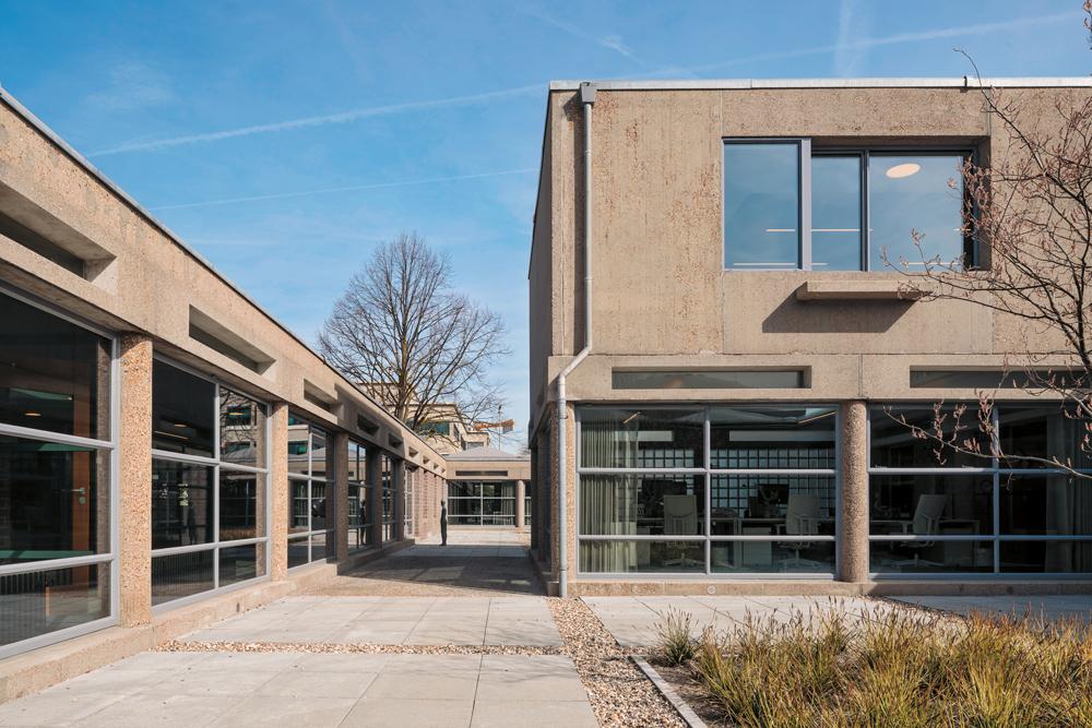 Ursprünglich beherbergte der Komplex rund 125 Kinder in acht Pavillons. Diese sind wie Häuser mit einer internen Straße verbunden, was dem Gebäude seinen charakteristischen Grundriss verleiht.