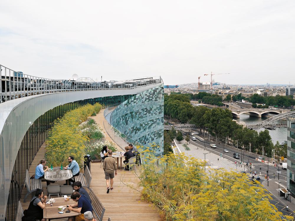 An beiden Längsseiten des Gebäudes bieten Dachterrassen im obersten Geschoss einen Ausblick auf das Stadtpanorama und die Seine.