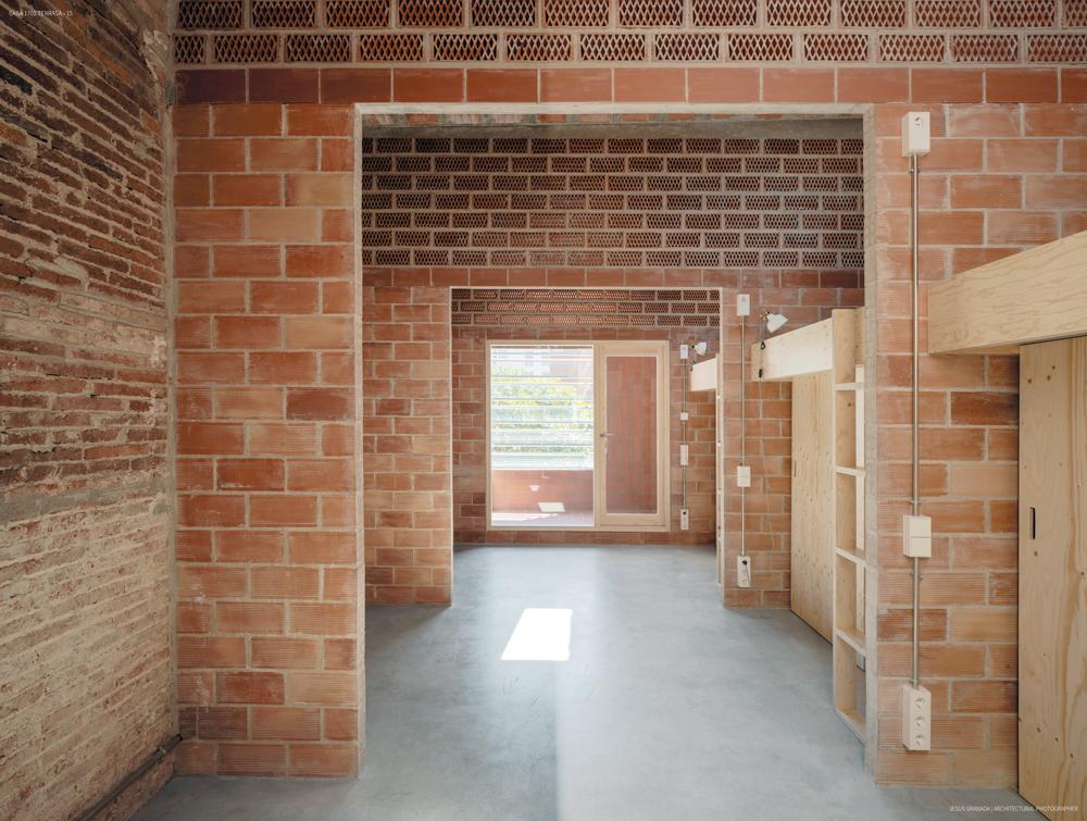Für Tageslicht und Belüftung in den Schlafzimmern sorgen vier Dachflächenfenster. Die Verglasungen zu den Bädern gewährleisten den Ausblick zur Straße und in den Hof.