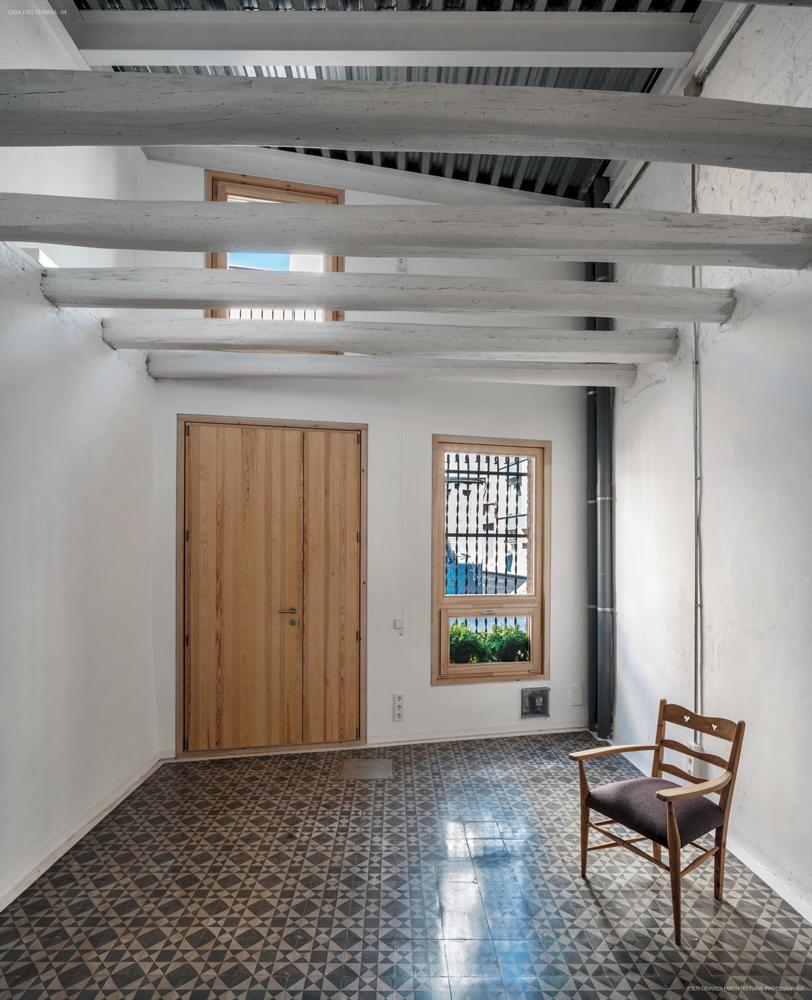 Die Räume im Erdgeschoss sind einen Meter höher als vor dem Umbau. Die Fenster anstelle der ehemaligen Balkontüren bringen zusätzlich Licht durch die erhaltene Balkenlage.