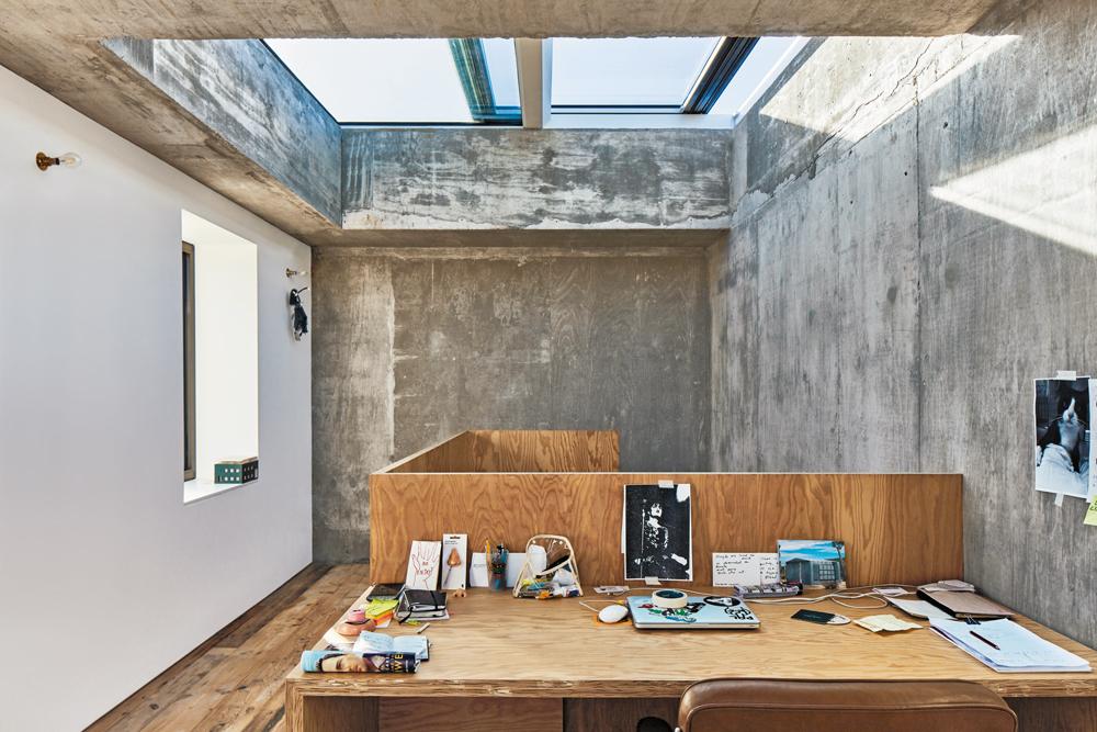 Der oberste Treppenabsatz erhält Licht durch ein großes Glasschiebefenster. Die Treppe ließe sich prinzipiell weiter nach oben verlängern und dem Haus ein weiteres Geschoss aufsetzen.