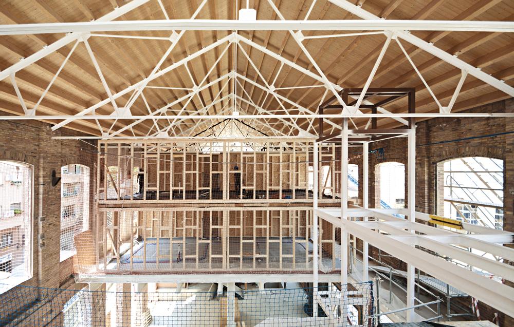 Die zwei oberen Geschosse der insgesamt 46 Wohnungen lasten auf der bestehenden Stahlbetondecke. Deshalb wählten die Architekten eine leichte Holzkonstruktion.