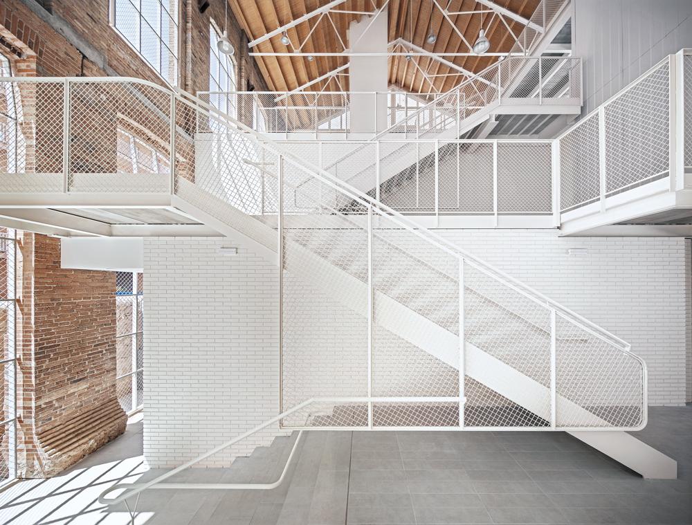 Cascading levels in the longitudinal direction transform the circula- tion space into an experience. Activities in the district should set themselves forth in the building.