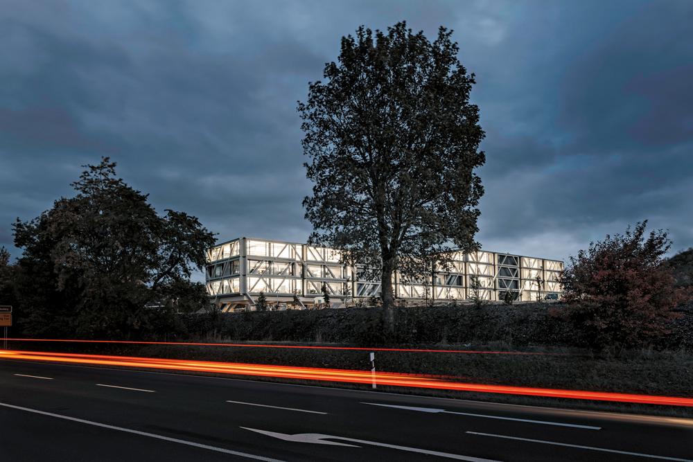 J. Mayer H. und Partner haben 2018 den geladenen Wettbewerb mit fünf Teilnehmern gewonnen. Der 120 m lange Bau ist schon von der Bundesstraße aus zu sehen.