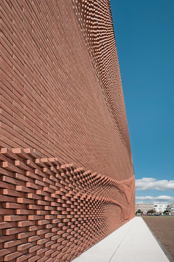 Für den Neubau des Verbands der Nordwestdeutschen Textilund Bekleidungsindustrie in Münster entwarfen Behet Bondzio Lin Architekten eine Fassade von textiler Leichtigkeit.