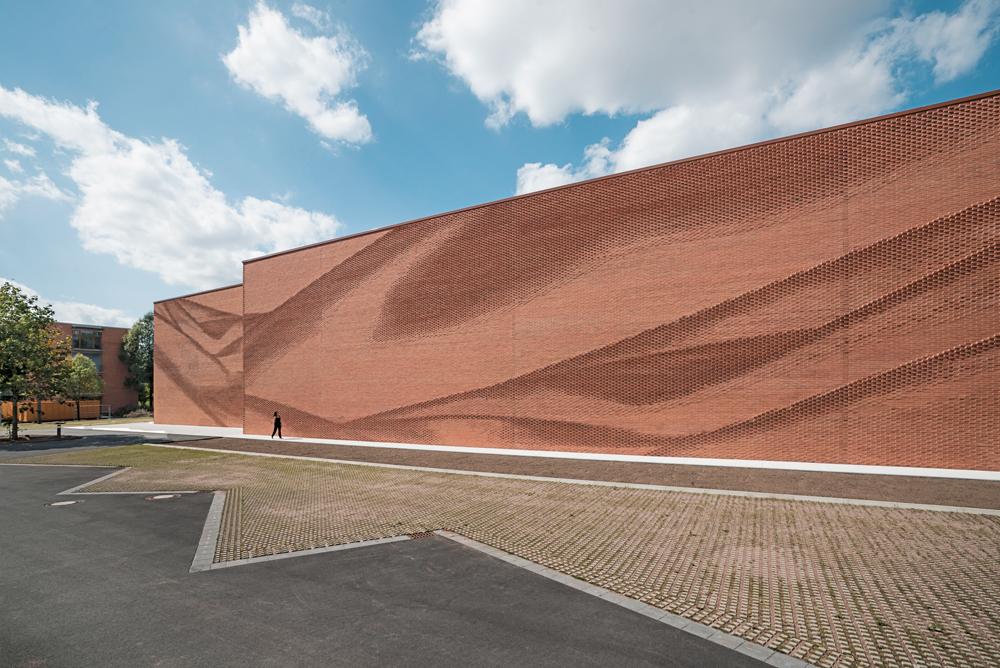 Für den Neubau des Verbands der Nordwestdeutschen Textilund Bekleidungsindustrie in Münster entwarfen Behet Bondzio Lin Architekten eine Fassade von textiler Leichtigkeit.