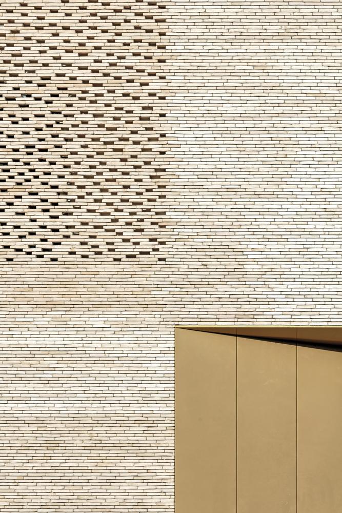 Für das neue Kino im südfranzösischen Cahors konzipierten die Architekten des Büros Antonio Virga eine Ziegelfassade, die durch Weglassen einzelner Mauersteine sehr leicht wirkt.