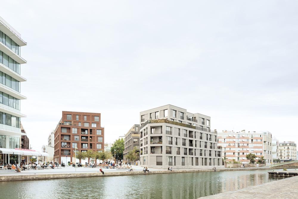 Wohnanlage von Avenier Cornejo Architectes in Pantin bei Paris: Die Fassadendetails der drei Baukörper sind einheitlich gestaltet, die Ziegelfarbe jedoch variiert.