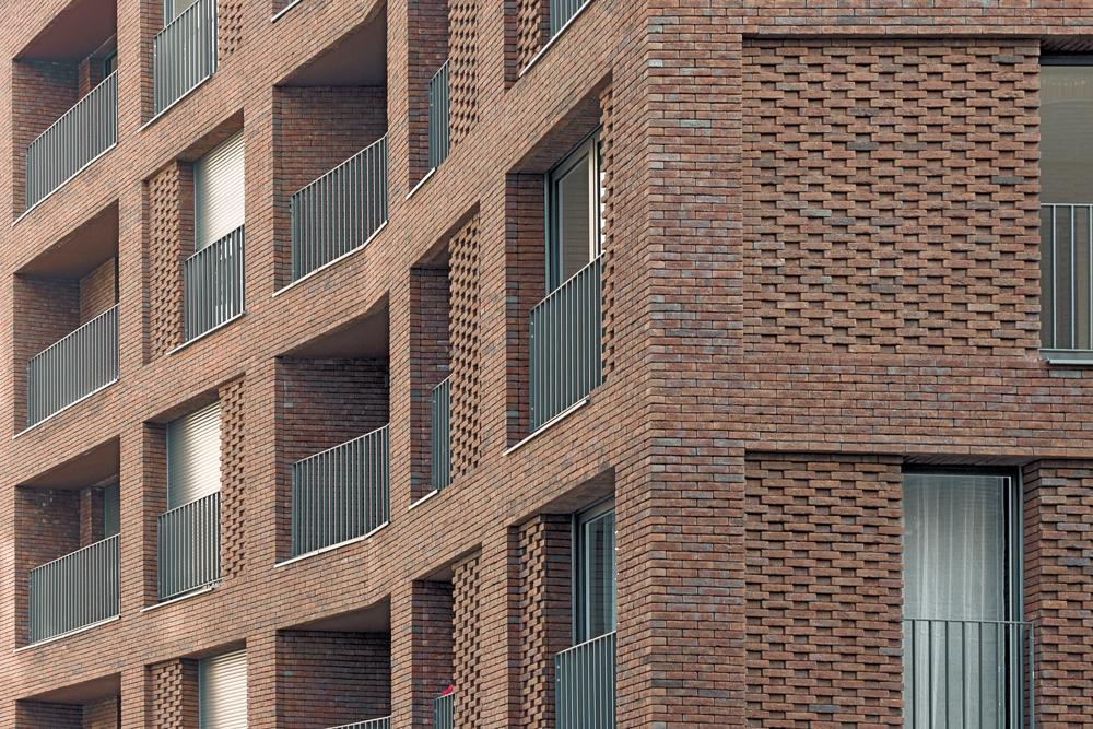 Wohnanlage von Avenier Cornejo Architectes in Pantin bei Paris: Die Fassadendetails der drei Baukörper sind einheitlich gestaltet, die Ziegelfarbe jedoch variiert.