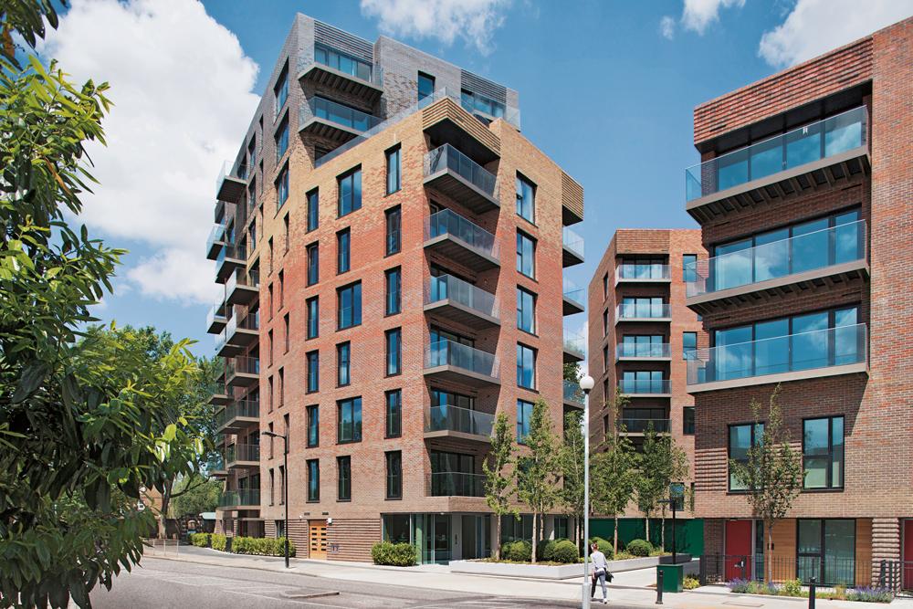 Farbige Ziegel unterschiedlicher Hersteller prägen den Wohnungsbau Trafalgar Place von drmm Architects in London. Inspirationsquelle für die fließenden Farbübergänge war die farbenfrohe Ziegelfassade einer benachbarten viktorianischen Häuserzeile.