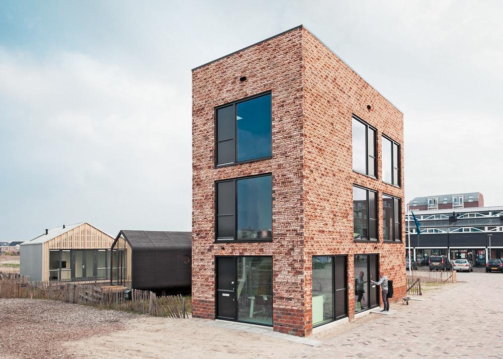 Für dieses Wohnhaus drehten die Planer von House of Architects die Unterseiten der Fassadenziegel nach außen, sodass die sonst verborgenen Mörteltaschen zu sehen sind.