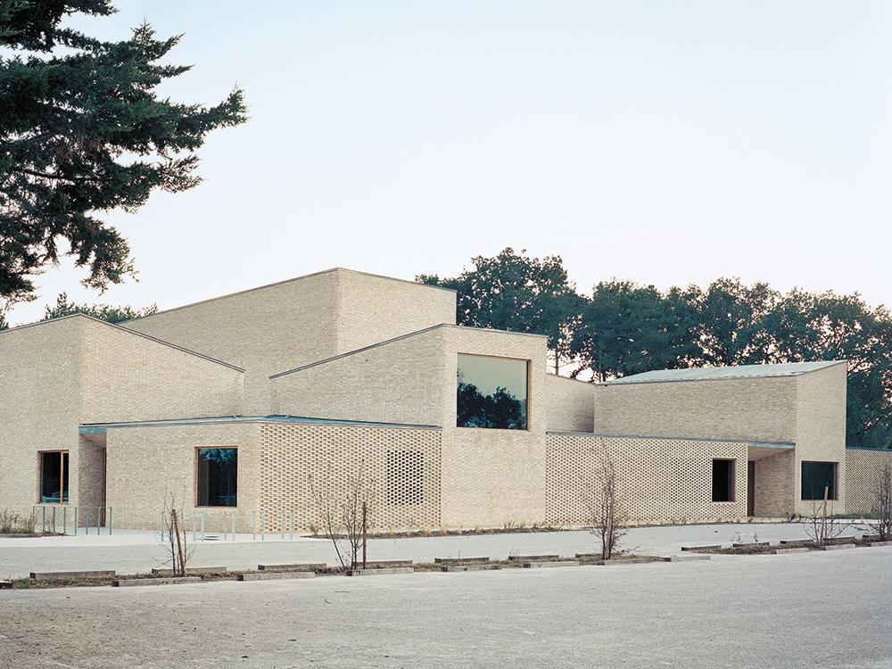 The architects repeatedly create connections to the outdoor green areas. Large openings in the brick facade and far-reaching visual connections offer views towards the exterior.
