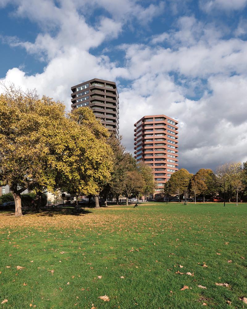Der niedrigere Turm ist mit einmal gebrannten Ziegeln verkleidet, die ihm eine rote Farbe verleihen. Die grauen Steine des anderen Turms wurden zweimal gebrannt.