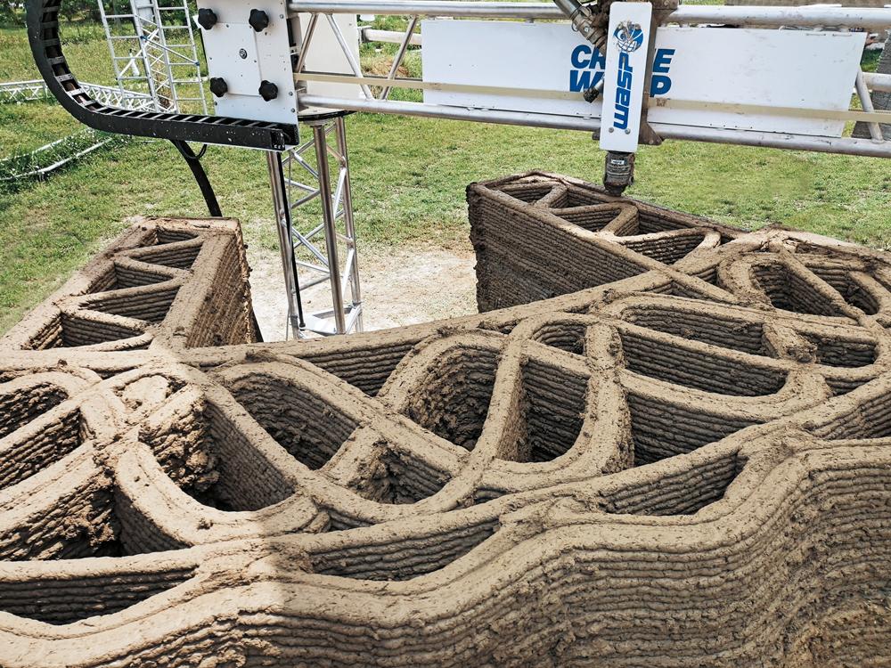 Die inneren Wandhohlräume werden mit Reisspelzen gedämmt, die äußeren dienen der sommerlichen Kühlung.