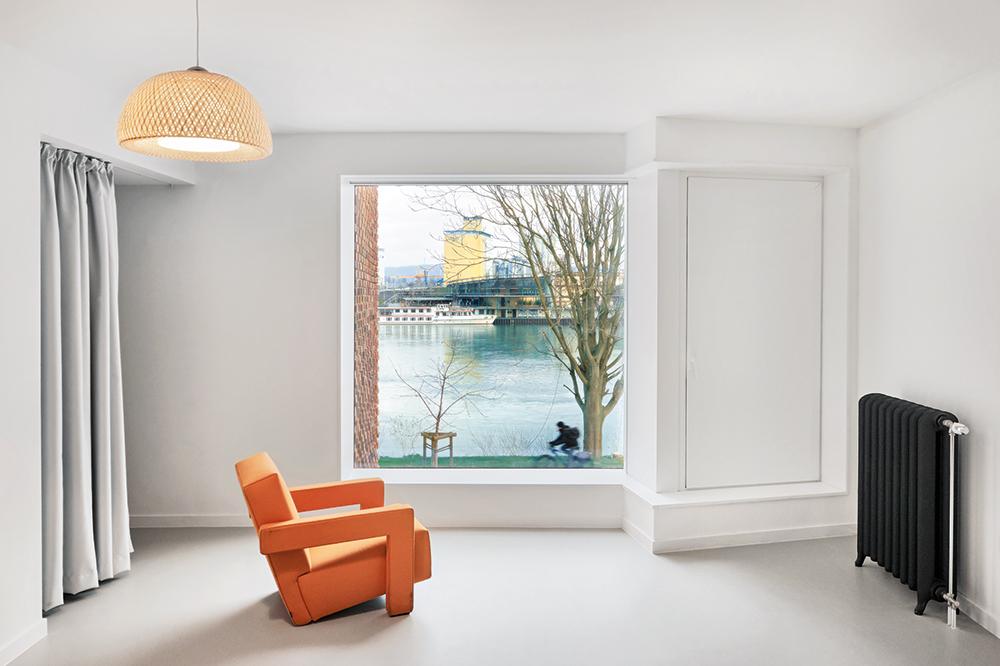 Aus Sicherheitsgründen haben die Fenster in den Apartments einen separaten Lüftungsflügel. Das davor liegende Ziegelgitter macht ihn von außen fast unsichtbar.