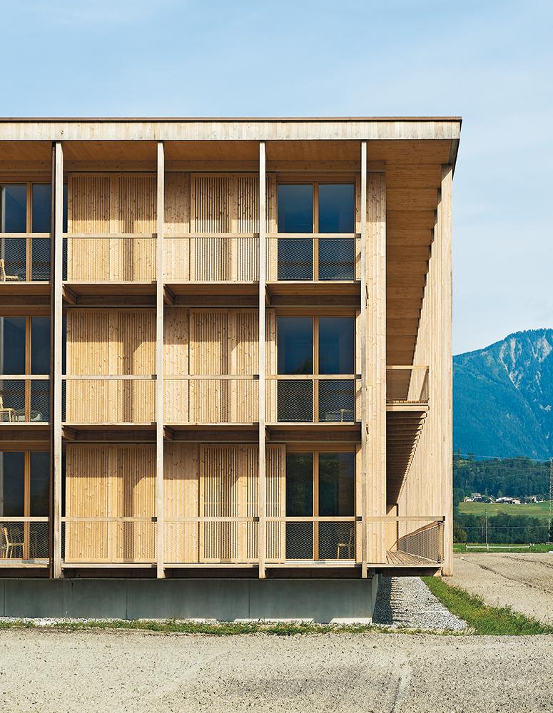 Um eine natürliche Klimatisierung der Räume zu gewährleisten, musste der Anteil an Fensterflächen auf maximal 30% der Fassade begrenzt werden. Schiebeelemente aus Holz schützen vor Wind und Wetter.