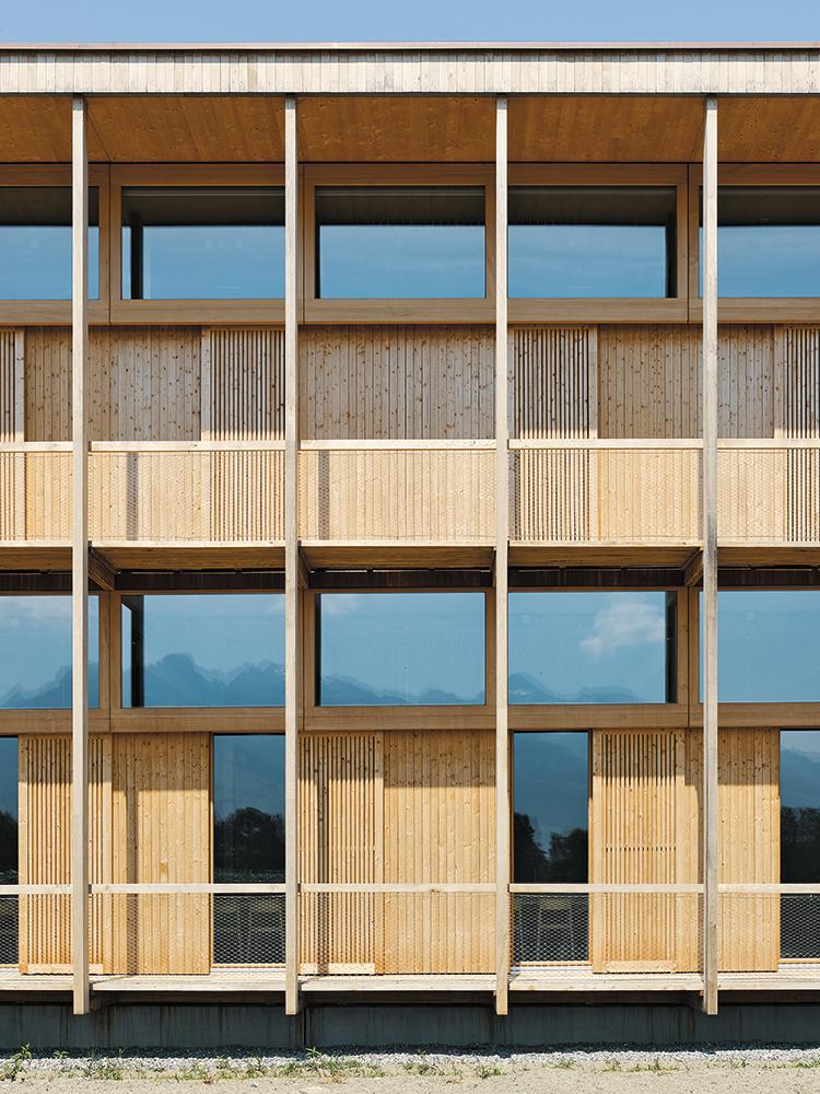 Um eine natürliche Klimatisierung der Räume zu gewährleisten, musste der Anteil an Fensterflächen auf maximal 30% der Fassade begrenzt werden. Schiebeelemente aus Holz schützen vor Wind und Wetter.