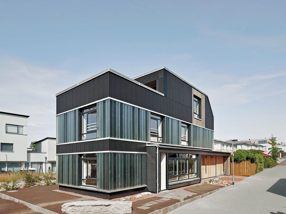 Die Fassadenbekleidung besteht zu 90 % aus wiederverwendeten Bauteilen. Das hatte auch Einfluss auf den Planungsprozess: Der Baukörper wurde gewissermaßen um die Fenster herum entworfen.