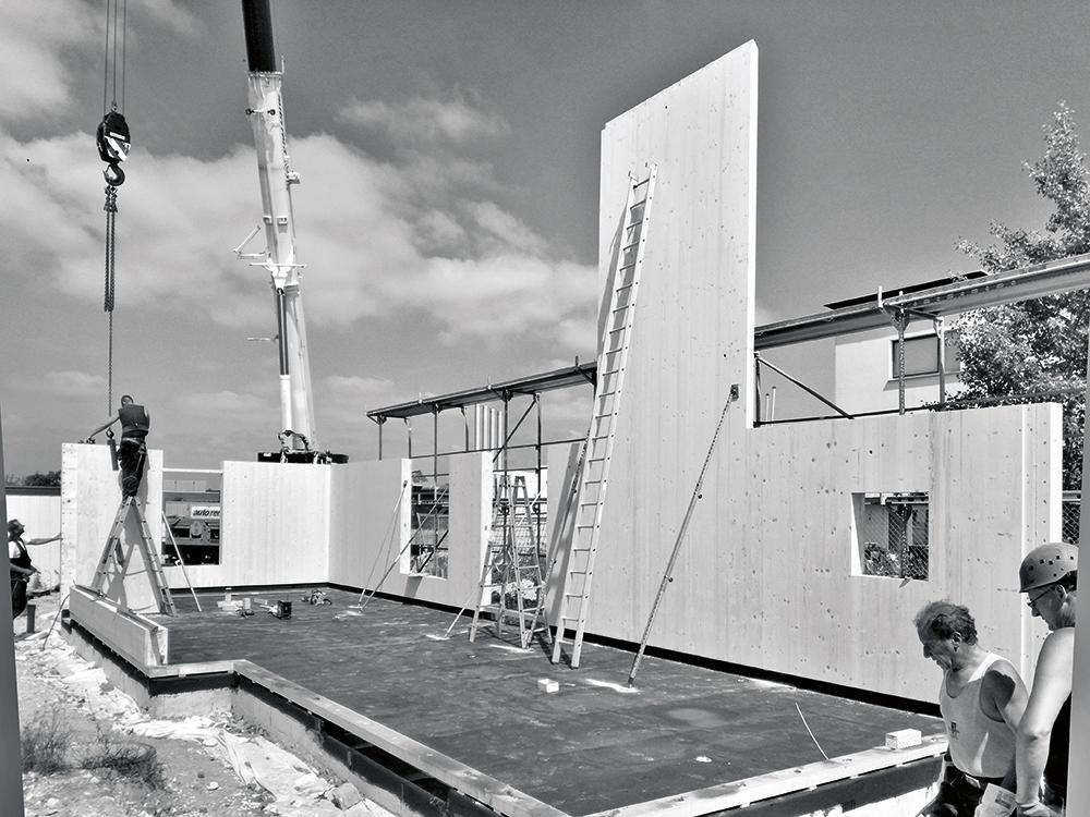 Beim Umbau eines Jugendzentrums konnten Faserzementplatten und Fenster geerntet werden. Die Öffnungen der Massivholzkonstruktion richteten sich nach den Größen der vorhandenen Fenster.