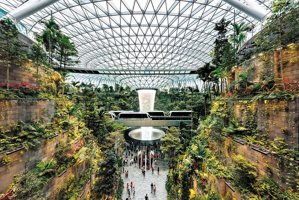 Beim Jewel Changi Airport in Singapur verbinden sich Konstruktion und Natur. Der von Moshe Safdie Architects geplante Erweiterungsbau ist seit 2018 in Betrieb.
