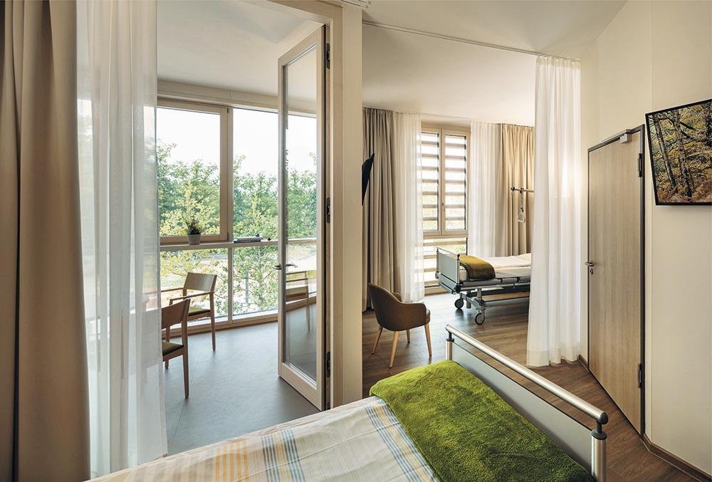 Die Mehrbettzimmer bieten durch ihren raffinierten Grundriss Privatatmosphäre. Eine Veranda verbindet die Zimmer, sie ist klimatische Zwischenzone.