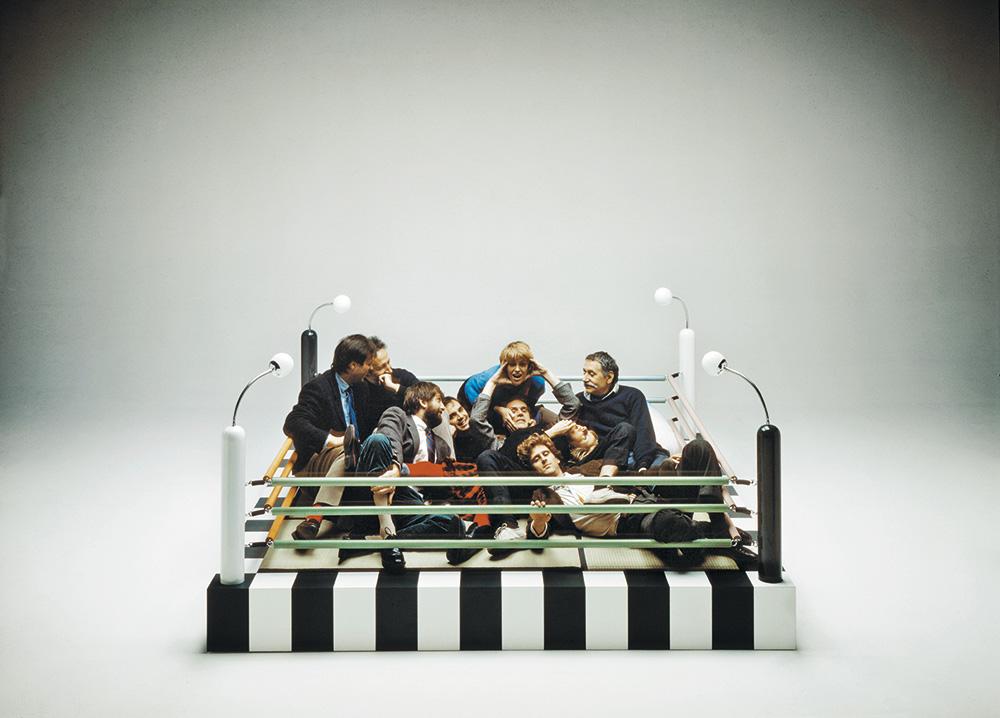 1983 war Matteo Thun (vorne rechts im Foto) Mitgründer der Memphis-Gruppe. Seine kunstvollen Keramik- Objekte der Collection Rara Avis werden heute auf Auktionen gehandelt.