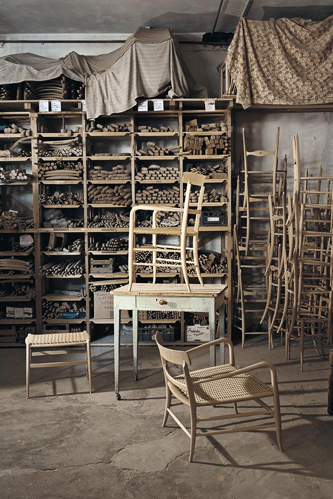 Die Chiavarina-Stühle werden nach einer alten Handwerkstradition in einem Fischerdorf in Liguren hergestellt.
