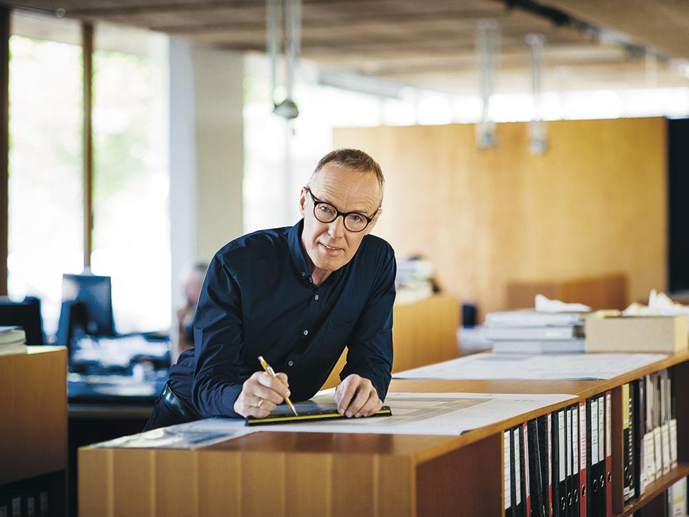 Hermann Kaufmann hat den Holzbau wie kaum ein anderer Architekt vorangebracht. Er studierte in Innsbruck und Wien. Seit der Gründung seines Büros HK Architekten in Schwarzach 1983 hat er mit seinem Team zahlreiche Bauten in Holzbauweise realisiert, in Europa und Übersee. Der Sohn einer Zimmermannsfamilie aus der Holzregion Vorarlberg unterrichtete in mehreren Ländern, zuletzt als Professor für Entwerfen und Holzbau an der Technischen Universität München. Er ist die treibende Kraft für viele Forschungsinitiativen und Ausstellungen sowie Autor zahlreicher grundlegender Fachbücher zum Holzbau.