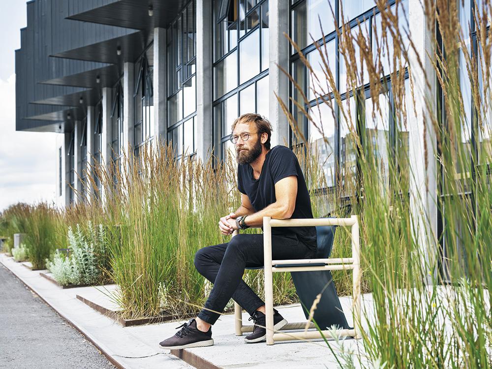 Anders Lendager ist Architekt, Geschäftsführer und Gründer der Lendager Group in Kopenhagen, unter deren Dach er ein Architekturbüro und eine Unternehmensberatung betreibt. Er berät unter anderem die Vereinten Nationen zur Umsetzung der Nachhaltigen Entwicklungsziele ( Sustainable Development Goals) und lehrt als Gastprofessor an der Universität Aarhus.
