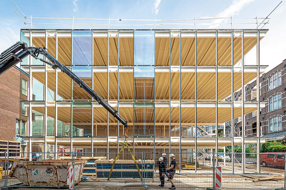 Die vorgehängte Verglasung wurde direkt an der Tragstruktur befestigt. Die Stahlkonstruktion musste daher den niedrigen Maßtoleranzen der Fassade entsprechen.