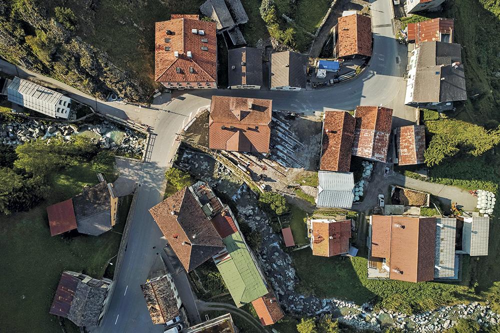 Die Weiße Villa vor ihrer Verschiebung um acht Meter. Heute ist sie so weit von der Straße abgerückt, dass Lastwagen gut um die Kurve kommen, ohne an der Hausecke hängenzubleiben. Der Abriss ist vom Tisch.