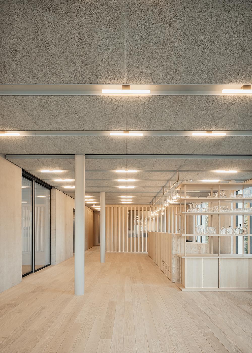 Das Erdgeschoss mit Frühstücksraum ist in Stahlbeton ausgeführt. Bar und Tresen haben die Architekten entworfen und in Esche bauen lassen – ebenso das Parkett.