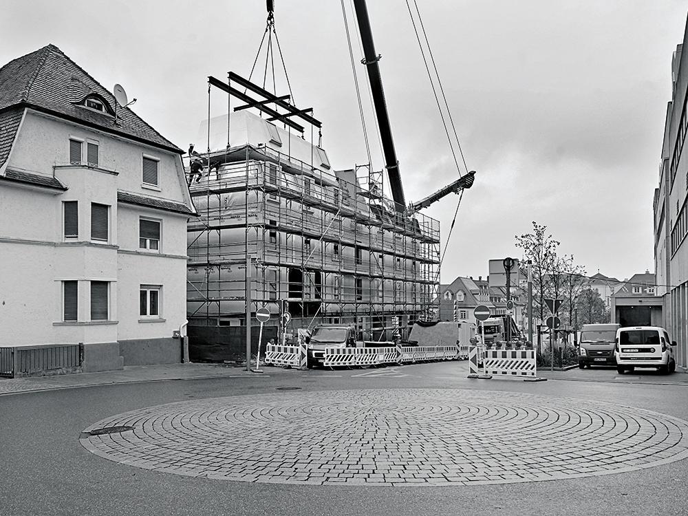 Für die beengte Innenstadtlage war die schnelle Montage der vorgefertigten Holzmodule von Vorteil. Sie wurden mit dem Sattelschlepper aus der Steiermark geliefert.