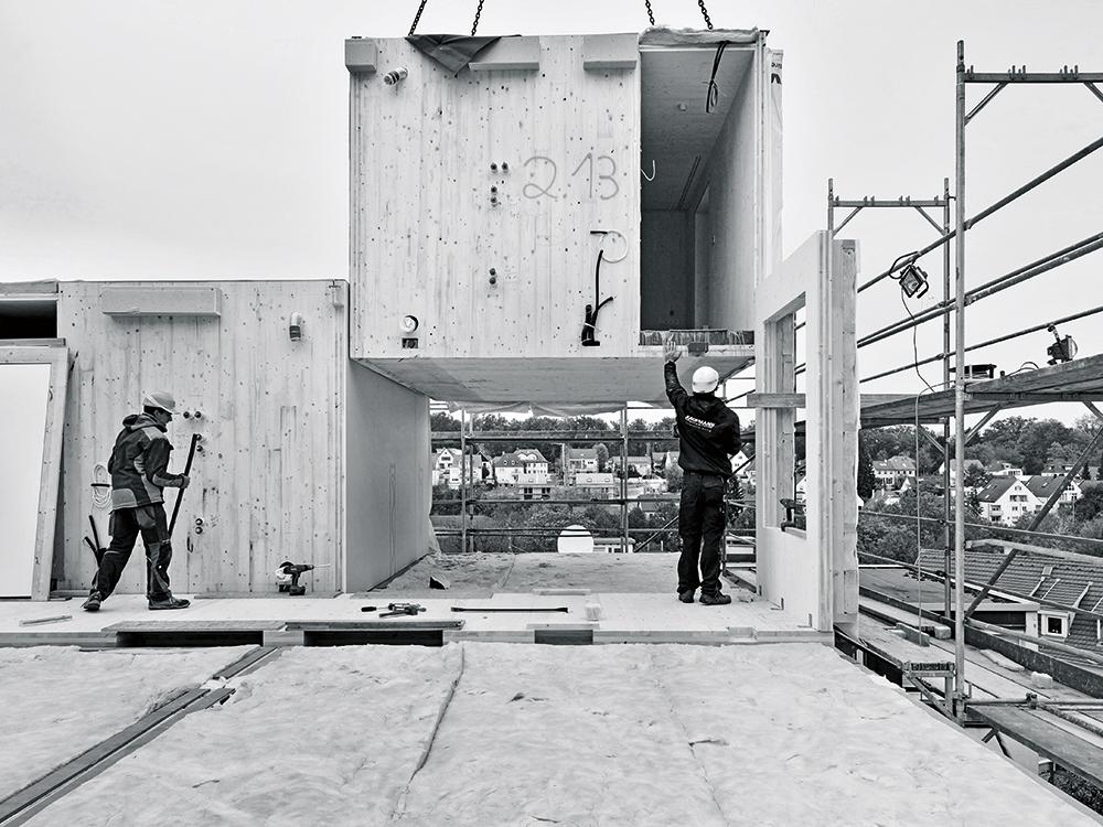 Für die beengte Innenstadtlage war die schnelle Montage der vorgefertigten Holzmodule von Vorteil. Sie wurden mit dem Sattelschlepper aus der Steiermark geliefert.