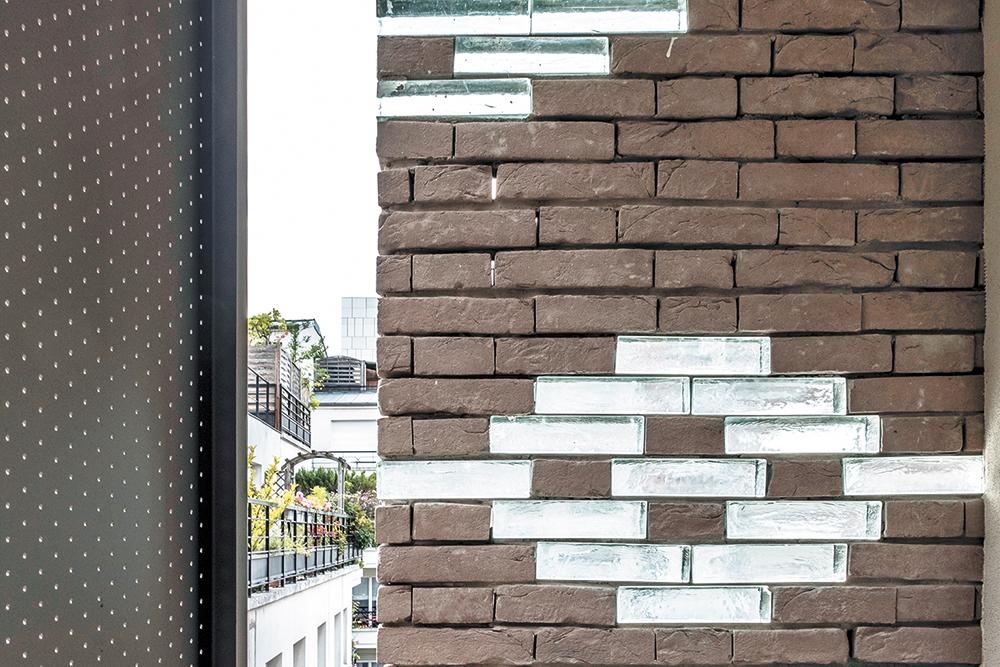 Das Mauerwerk der Abschlusswand im Südwesten wird von Glassteinen unterbrochen.